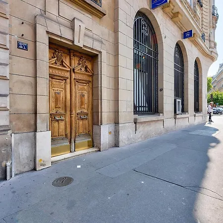 165 - Urban Near Haussmann Boulevard * Париж